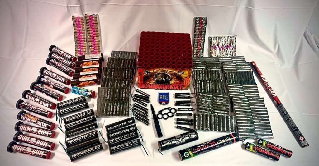 Das Bild zeigt verbotene Böller und dergleichen sowie ein Klappmesser und einen Schlagring.