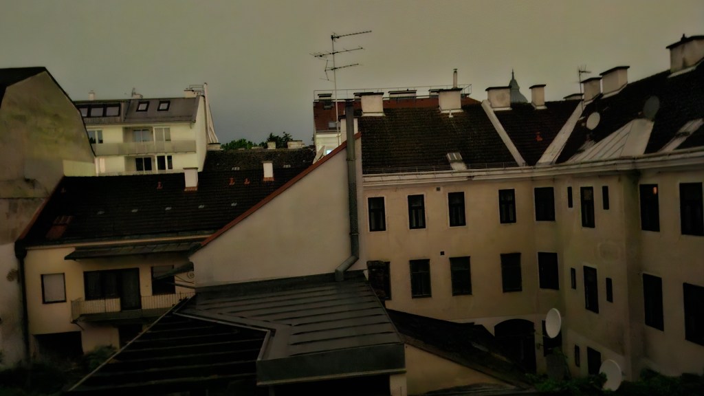 Das Bild zeigt eine nächtliche Aufnahme in einen Hinterhof in Wien.